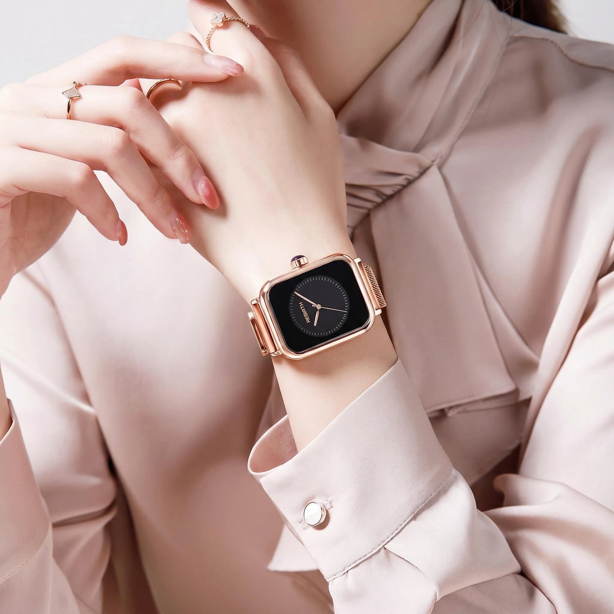 ساعة نسائية فاخرة مربعة الشكل، - مراجعة Luxury Watch Gold And Black وسعره