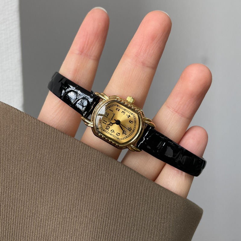 ساعة كوارتز نسائية بيضاوية كلا - مراجعة Luxury Watch Gold And Black وسعره