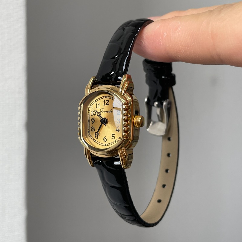 ساعة كوارتز نسائية بيضاوية كلا - مراجعة Luxury Watch Gold And Black وسعره