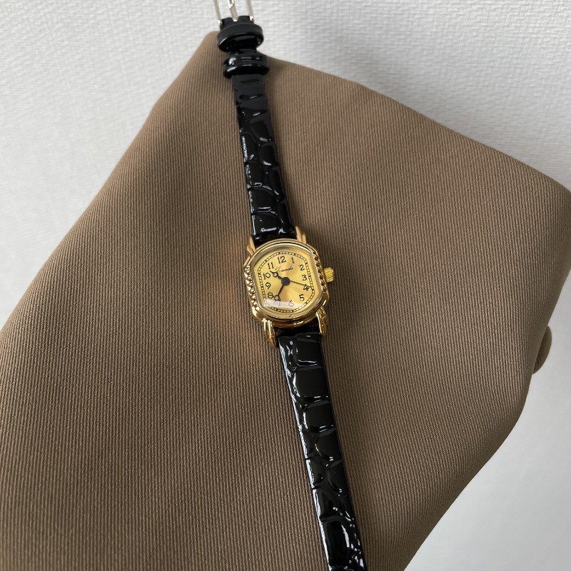 ساعة كوارتز نسائية بيضاوية كلا - مراجعة Luxury Watch Gold And Black وسعره
