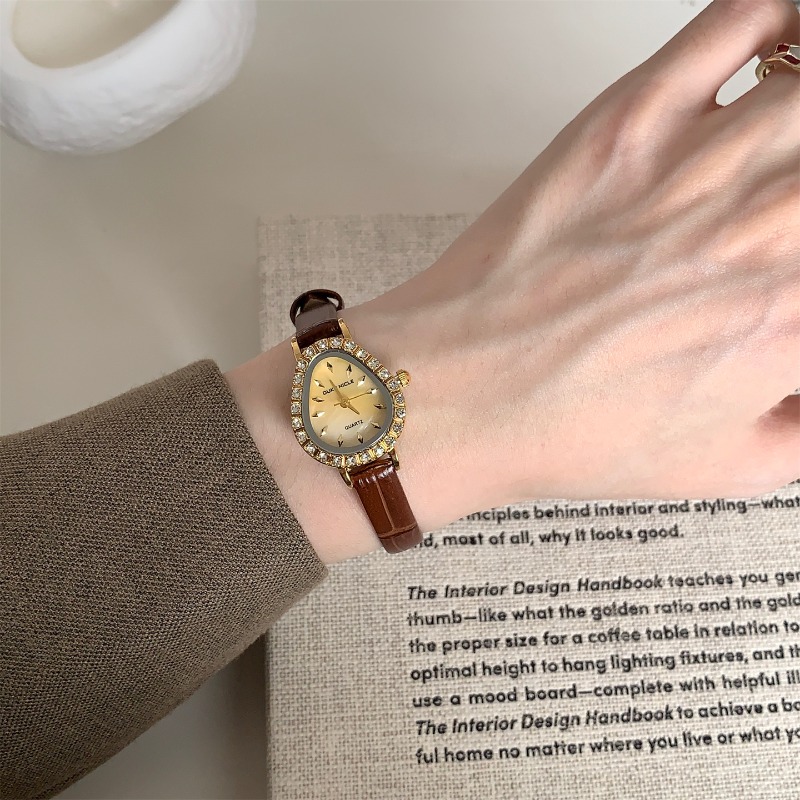 ساعة كوارتز نسائية فاخرة ذهبية - مراجعة Luxury Watch Gold And Black وسعره